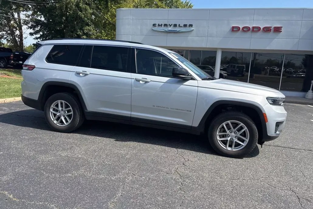 2022 Jeep Grand Cherokee Laredo photo 1
