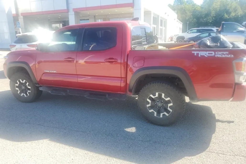 2022 Toyota Tacoma TRD Off-Road V6 photo 1