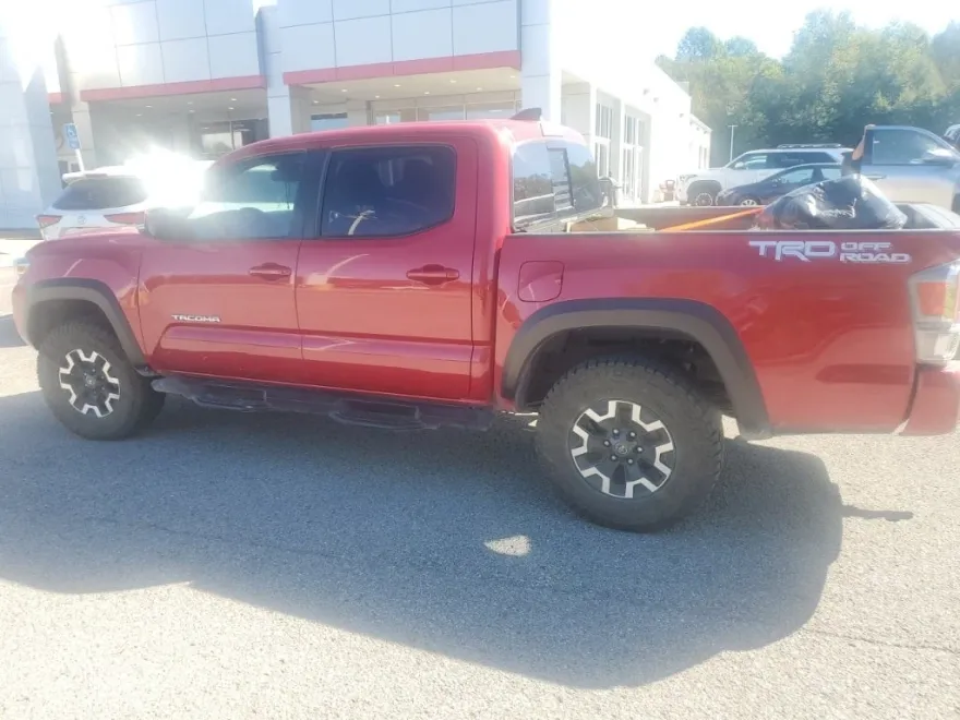 2022 Toyota Tacoma TRD Off-Road V6 photo 1