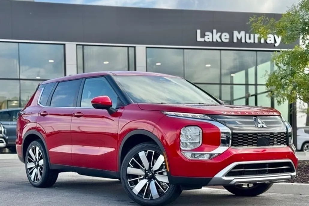 2025 Mitsubishi Outlander SE photo 1