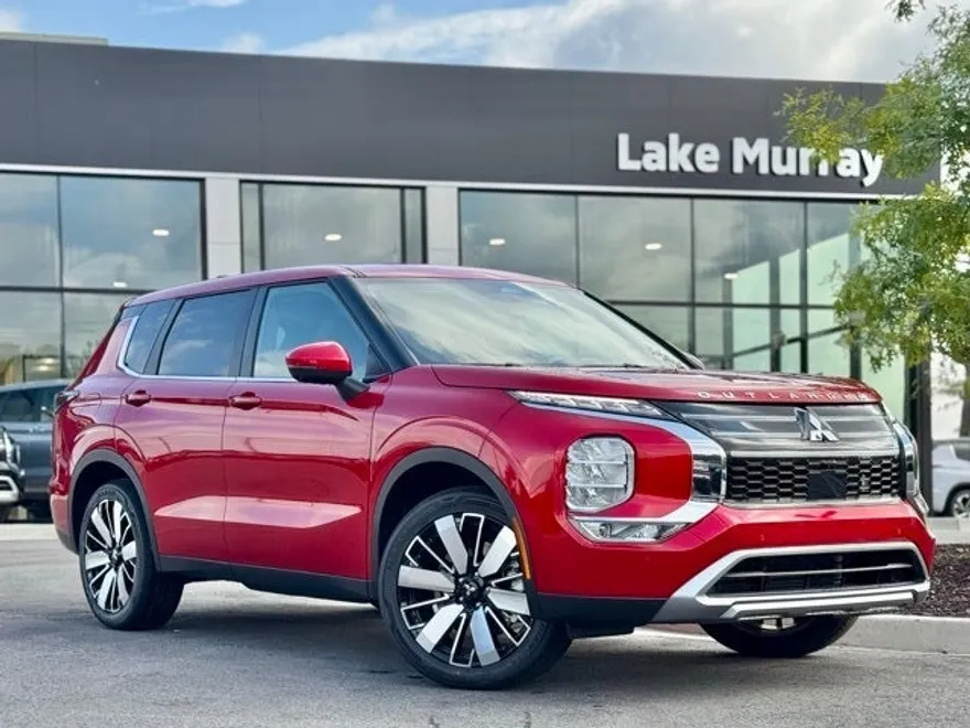2025 Mitsubishi Outlander SE photo 1