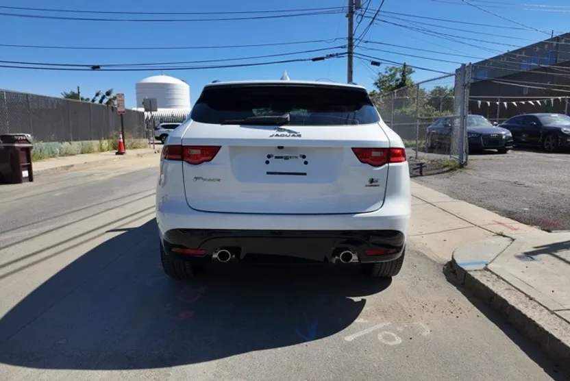 2017 Jaguar F-PACE S photo 1