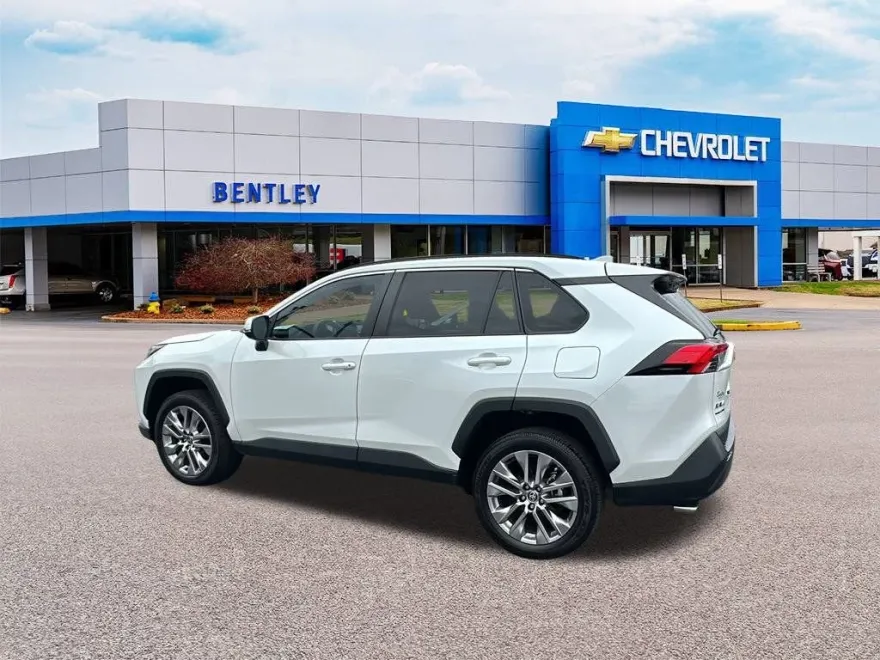2023 Toyota RAV4 XLE Premium photo 1