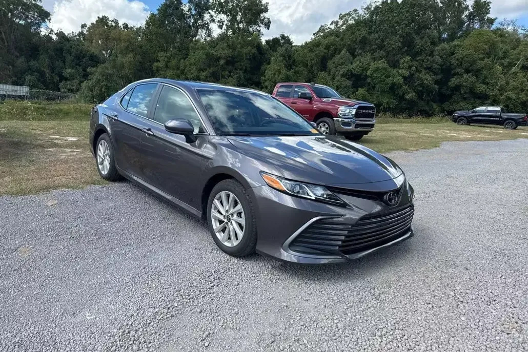 2023 Toyota Camry LE photo 1