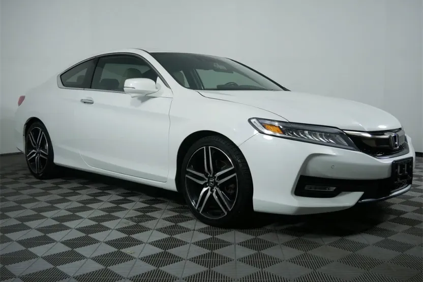2017 Honda Accord Touring photo 1