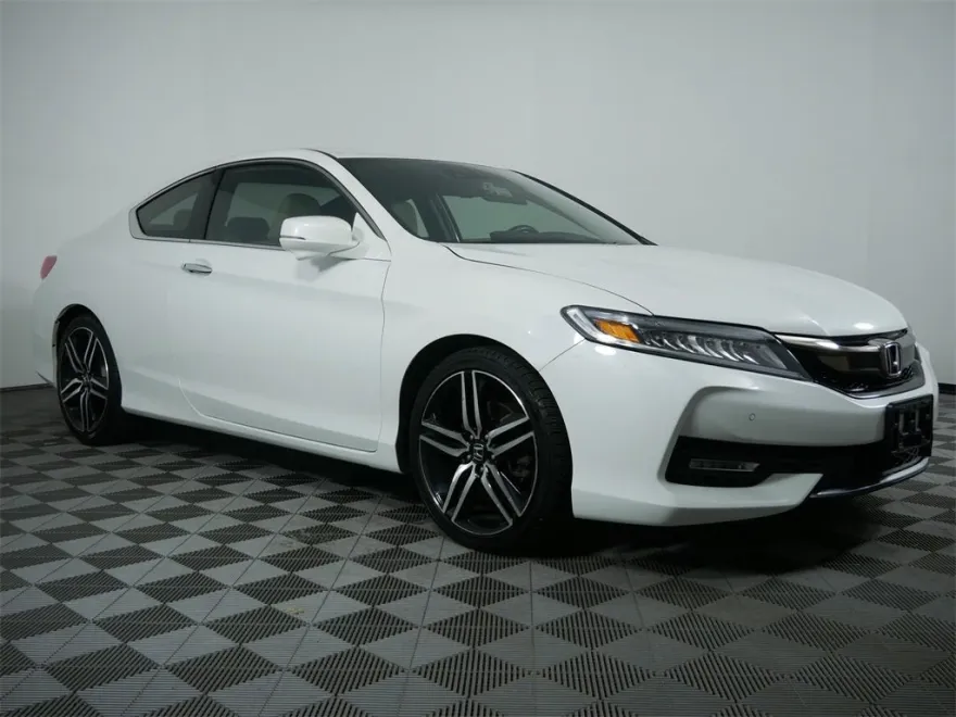 2017 Honda Accord Touring photo 1
