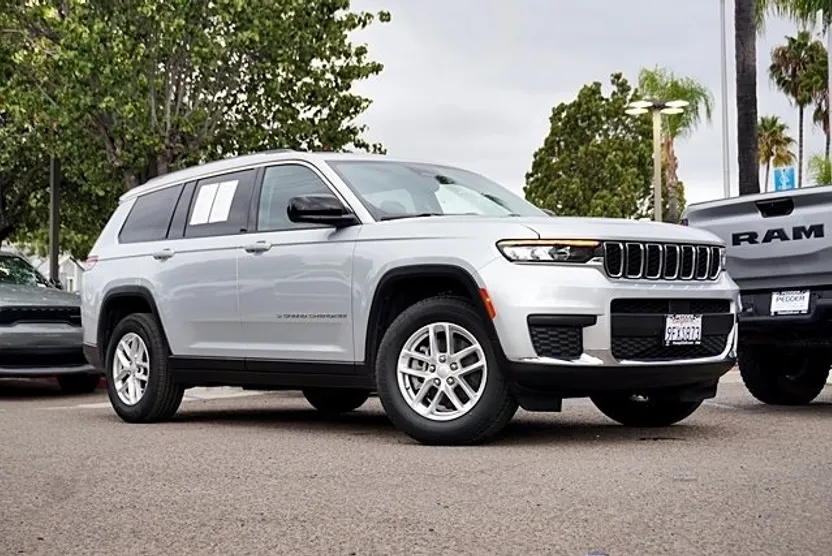 2023 Jeep Grand Cherokee Laredo photo 1