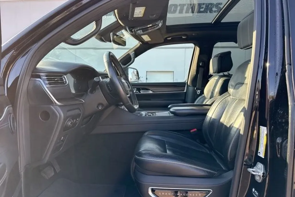 2023 Jeep Grand Wagoneer II photo 1