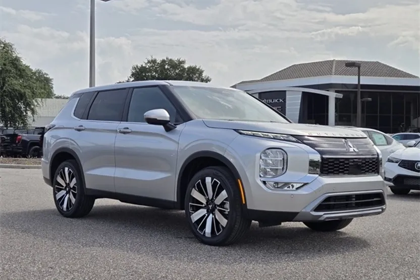2025 Mitsubishi Outlander SE photo 1