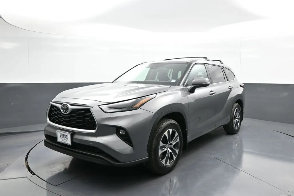 2025 Toyota Highlander XLE photo 1