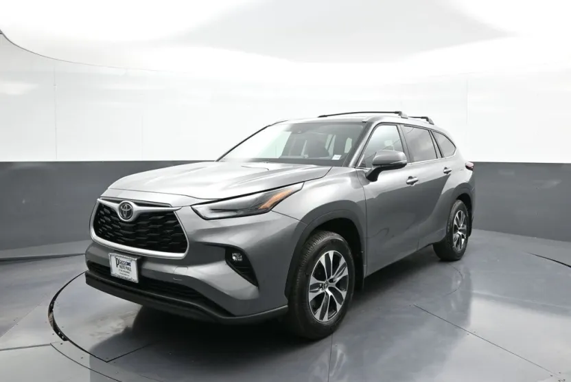2025 Toyota Highlander XLE photo 1