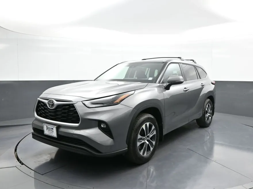 2025 Toyota Highlander XLE photo 1