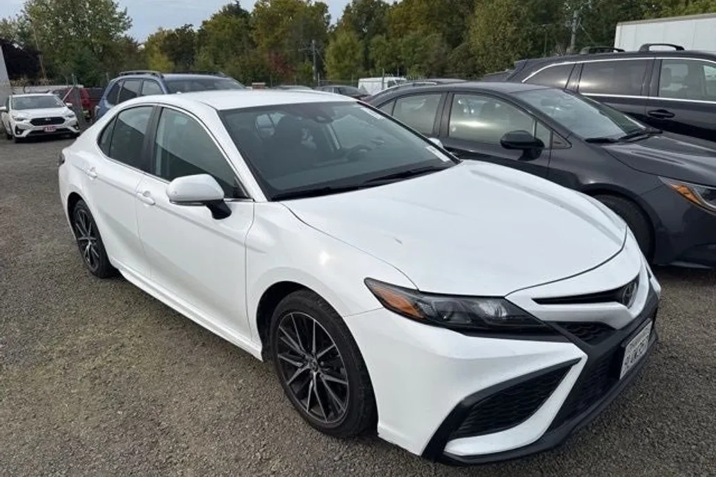 2024 Toyota Camry SE photo 1