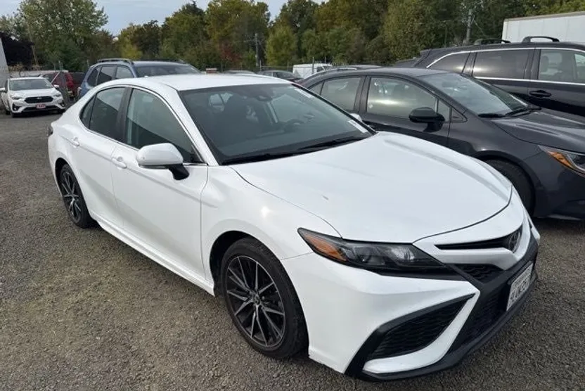 2024 Toyota Camry SE photo 1