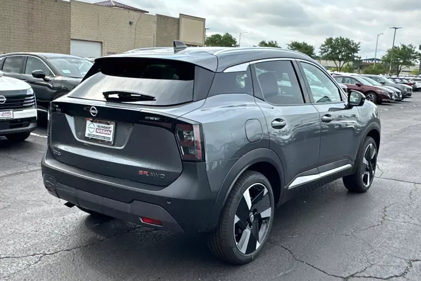 2025 Nissan Kicks SR photo 1