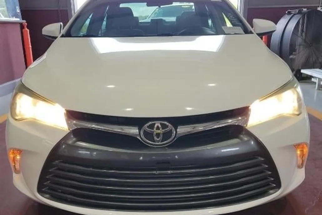 2017 Toyota Camry LE photo 1