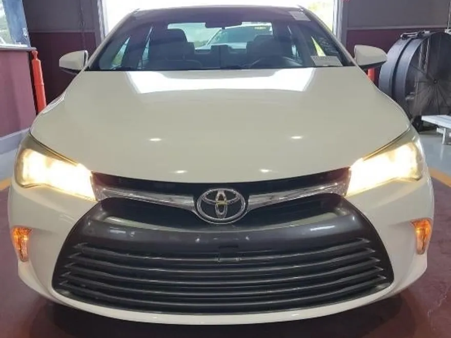 2017 Toyota Camry LE photo 1