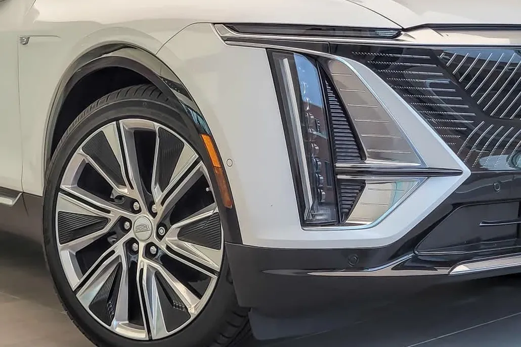2024 Cadillac Lyriq Luxury photo 1