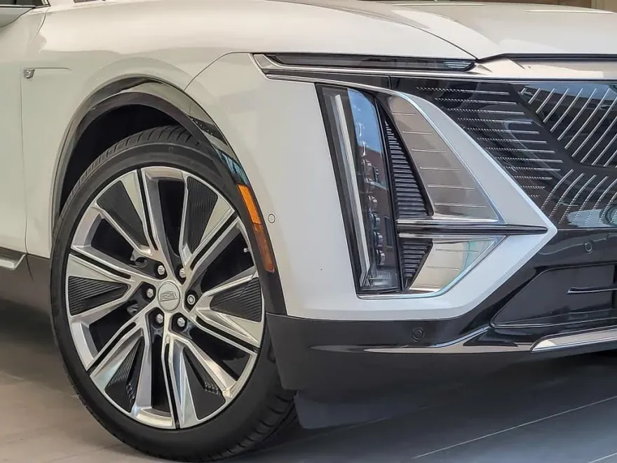2024 Cadillac Lyriq Luxury photo 1