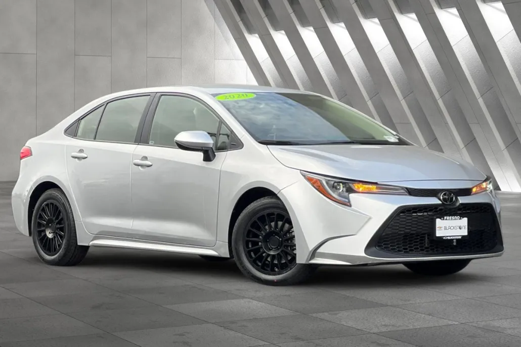 2020 Toyota Corolla LE photo 1