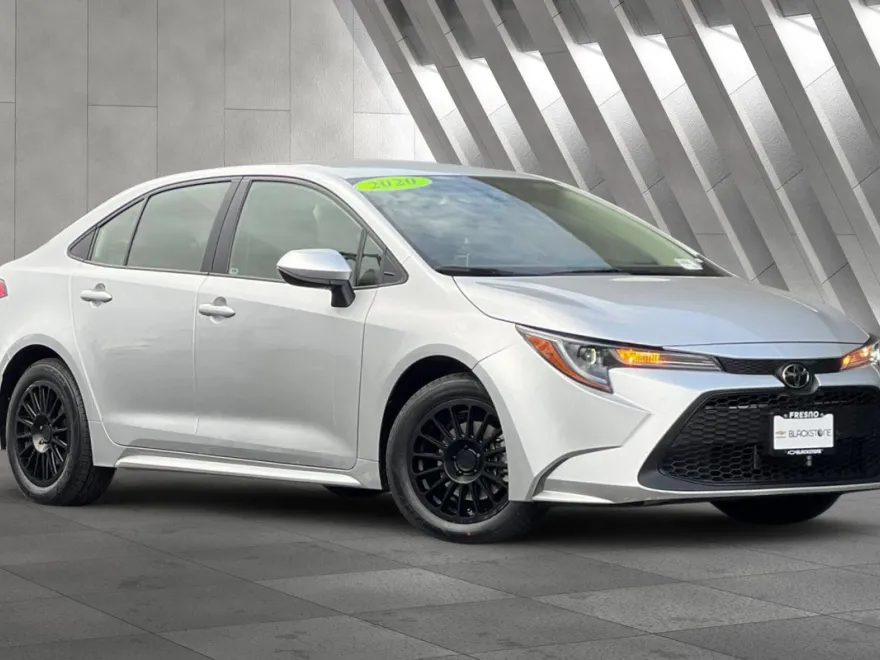 2020 Toyota Corolla LE photo 1