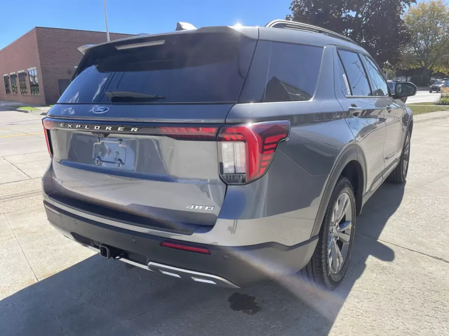2026 Ford Explorer photo 1