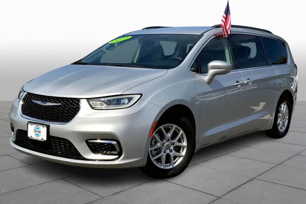 2022 Chrysler Pacifica Touring L photo 1