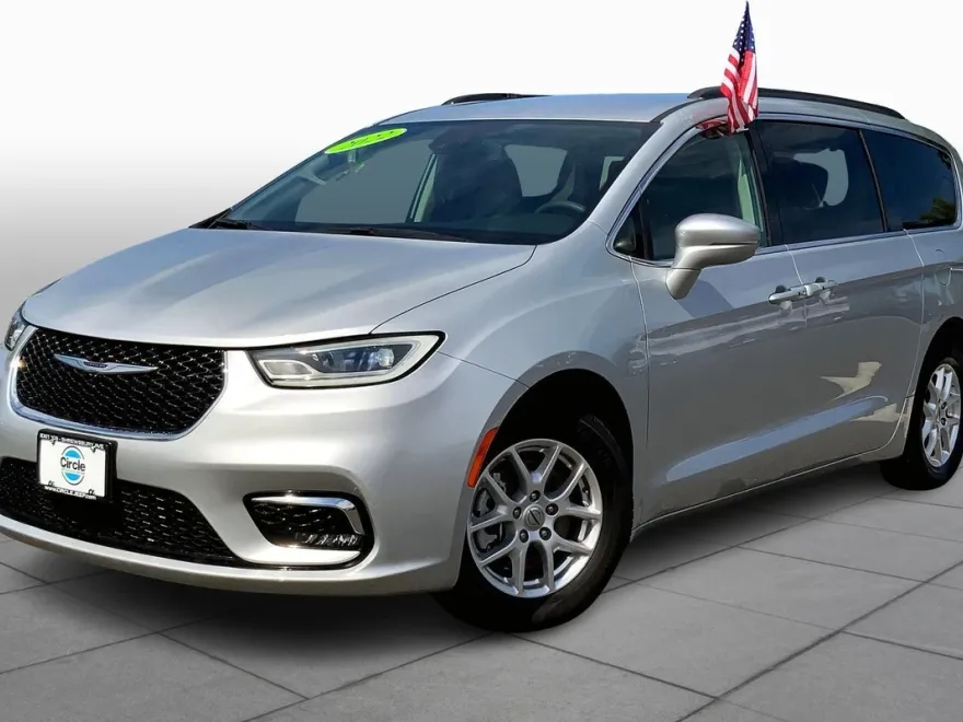 2022 Chrysler Pacifica Touring L photo 1