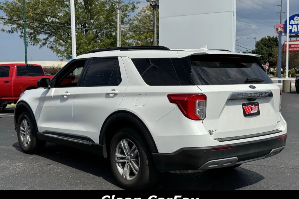 2023 Ford Explorer XLT photo 1