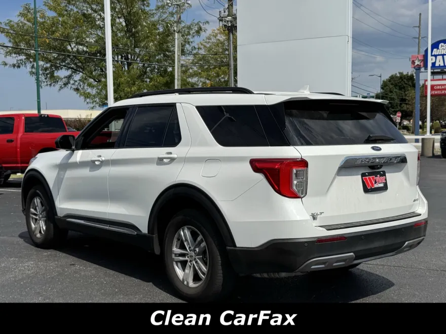 2023 Ford Explorer XLT photo 1
