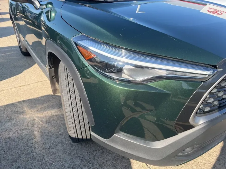 2022 Toyota Corolla Cross XLE photo 1