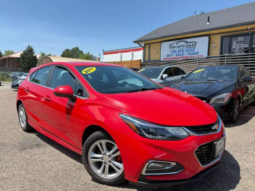 2017 Chevrolet Cruze LT photo 1