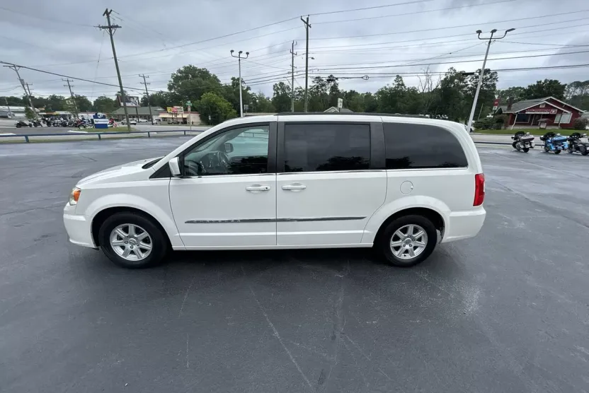 2013 Chrysler Town & Country Touring photo 1