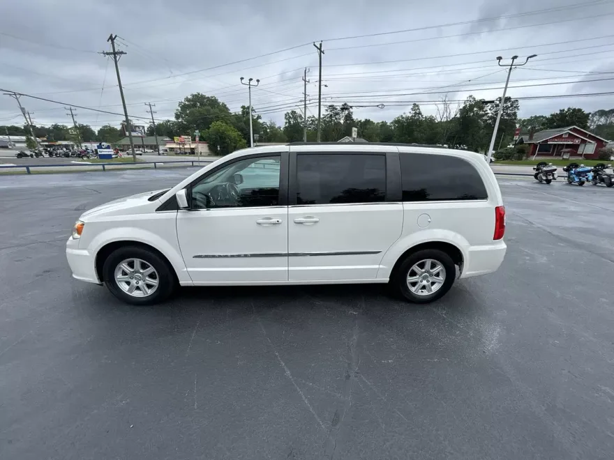 2013 Chrysler Town & Country Touring photo 1