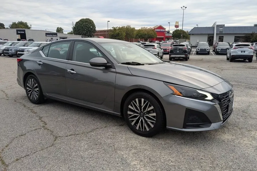 2023 Nissan Altima 2.5 SV photo 1