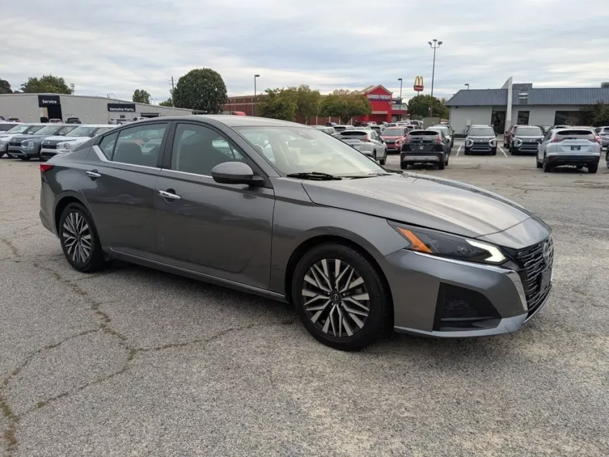 2023 Nissan Altima 2.5 SV photo 1