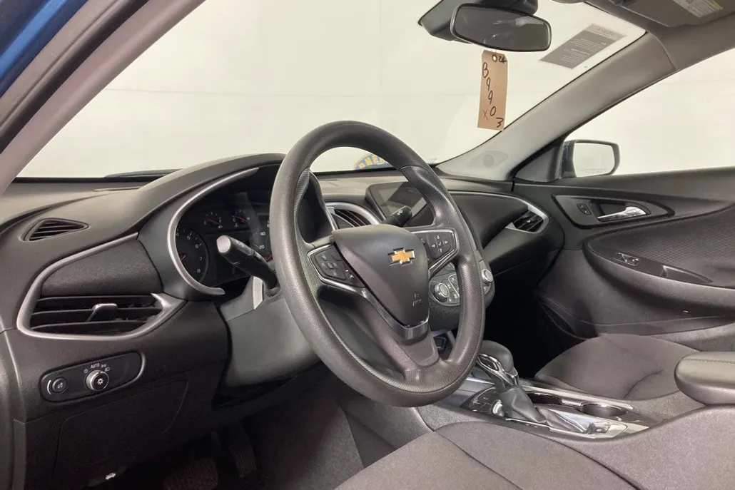 2024 Chevrolet Malibu 1LT photo 1