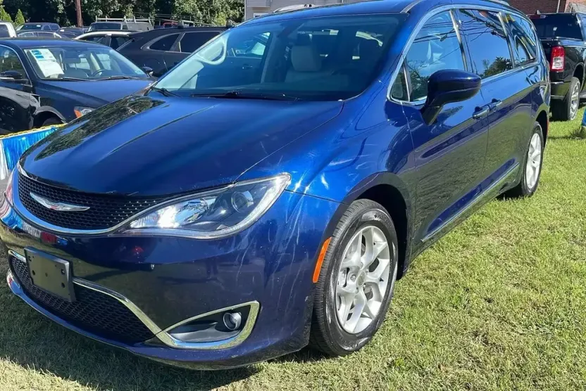 2017 Chrysler Pacifica Touring Plus photo 1