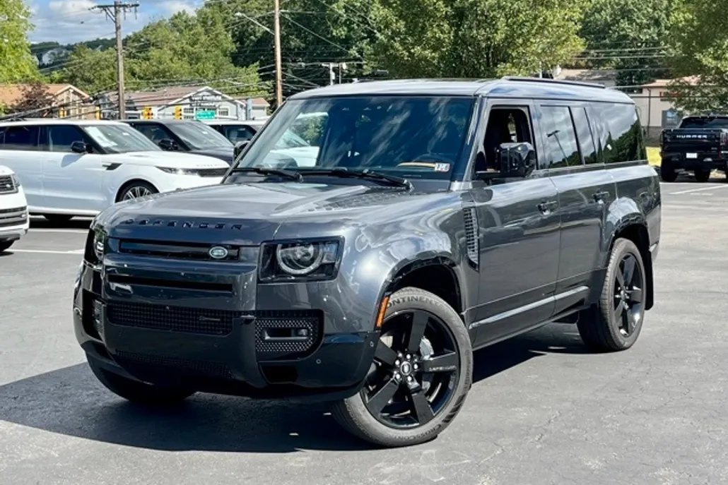 2023 Land Rover Defender 130 X-Dynamic SE photo 1