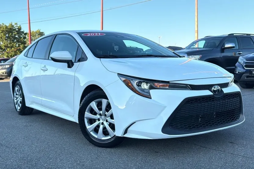 2021 Toyota Corolla LE photo 1