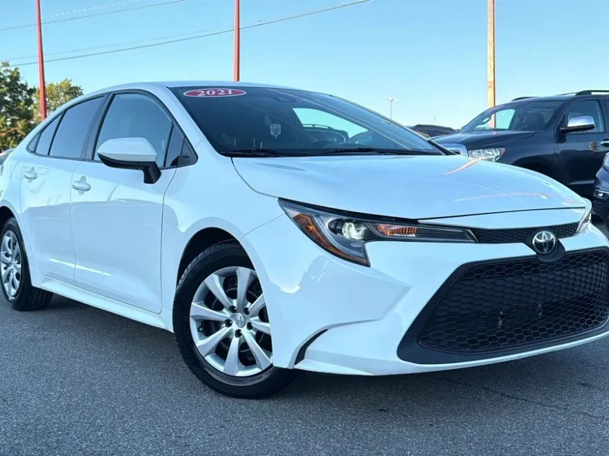 2021 Toyota Corolla LE photo 1