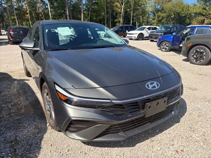 2024 Hyundai Elantra SEL photo 1