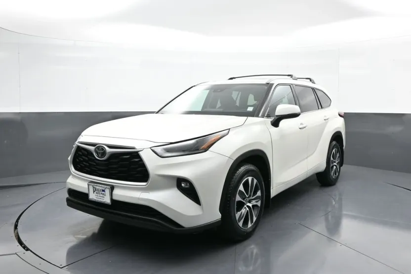 2021 Toyota Highlander XLE photo 1