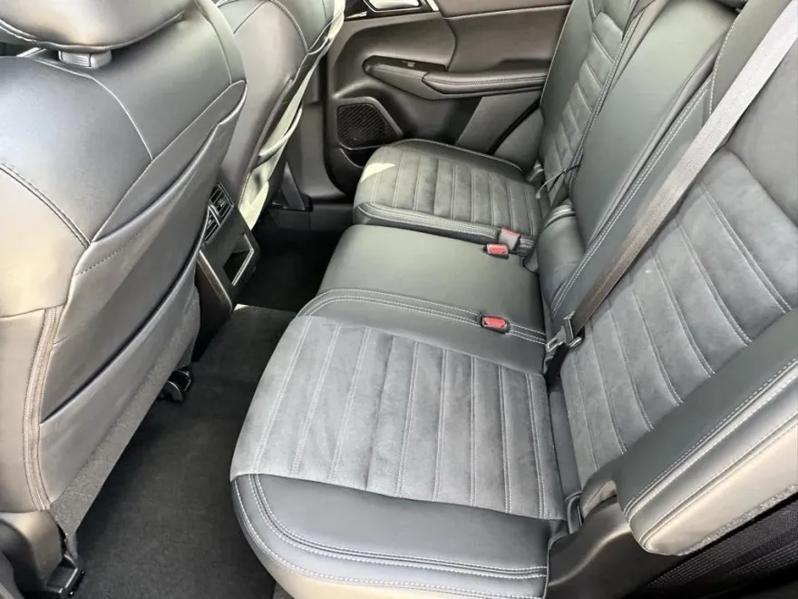 2024 Mitsubishi Outlander SE Black Edition photo 1