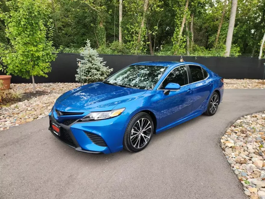 2020 Toyota Camry SE photo 1