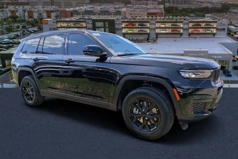 2025 Jeep Grand Cherokee Laredo Altitude photo 1