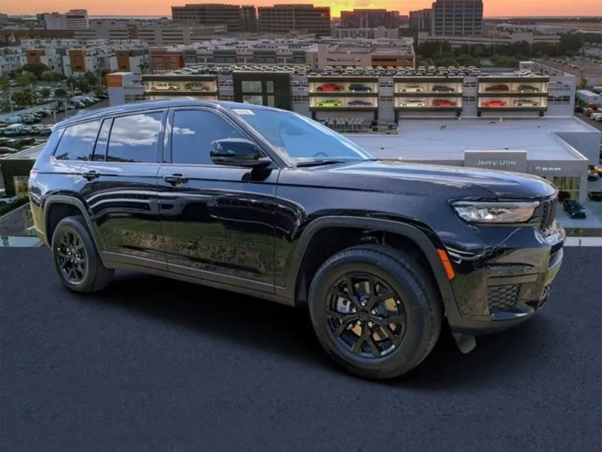 2025 Jeep Grand Cherokee Laredo Altitude photo 1