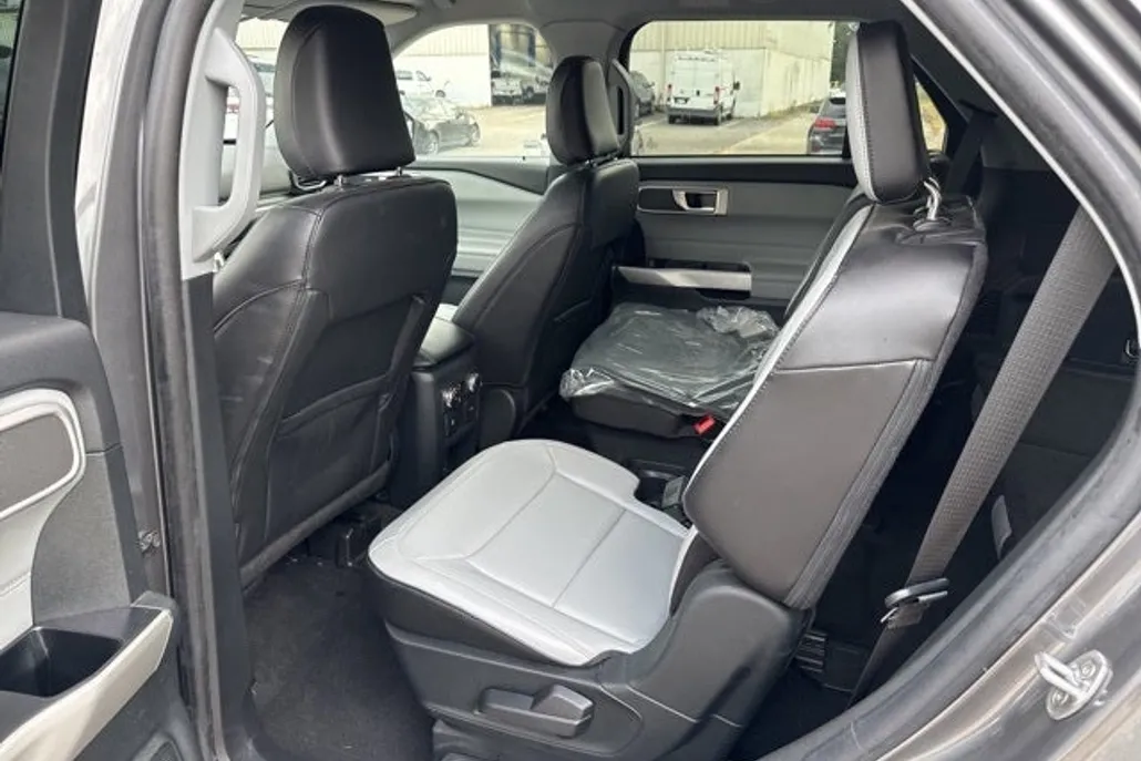 2021 Ford Explorer XLT photo 1