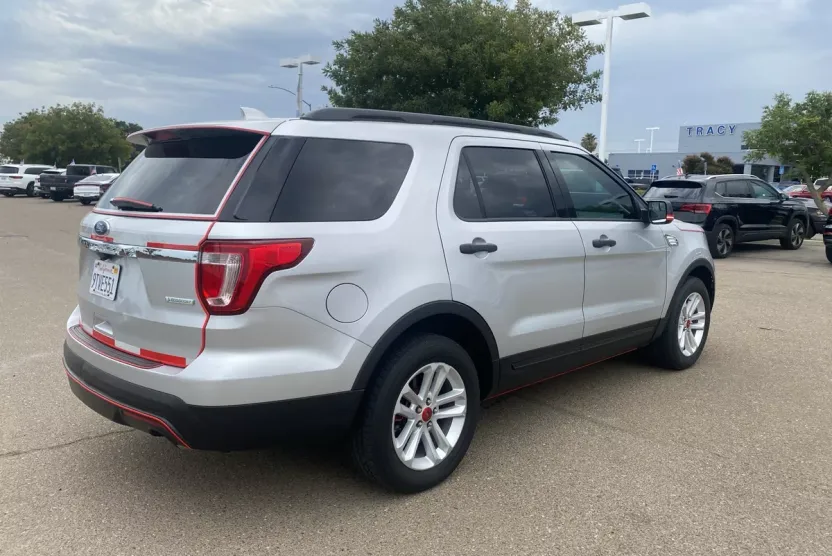 2017 Ford Explorer Base photo 1
