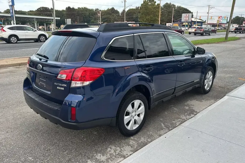 2011 Subaru Outback 2.5i Premium photo 1